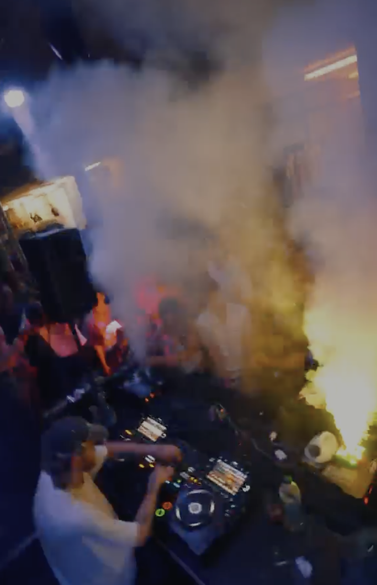 DJ und Lichtstimmung beim Industrial Dayrave