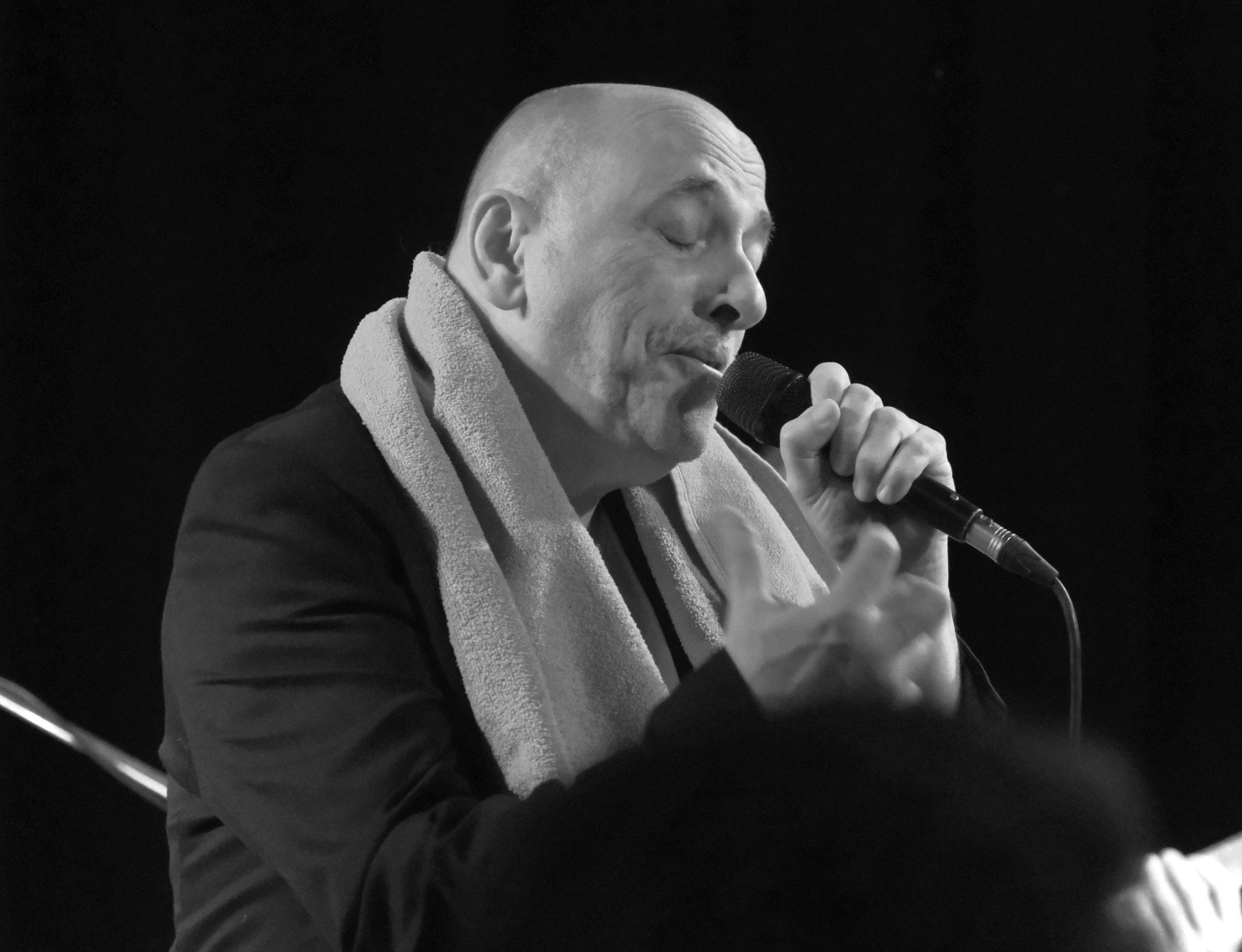 Sänger von Waidele’s Conversation am Mikrofon, Schwarz-Weiss-Aufnahme