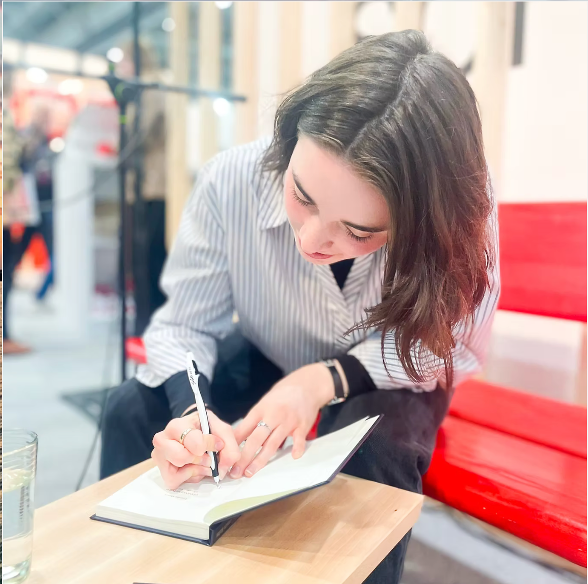 Autorin signiert ein Buch bei der Bodensee-Buchmesse